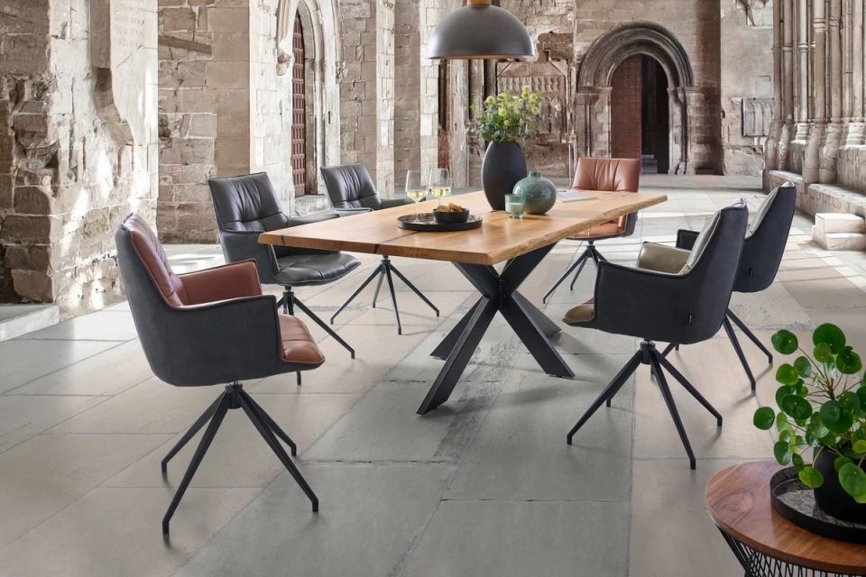 Eiche Epoxidharz Schwarz - Esstisch mit Baumkante - Spider Gestell | Unikat