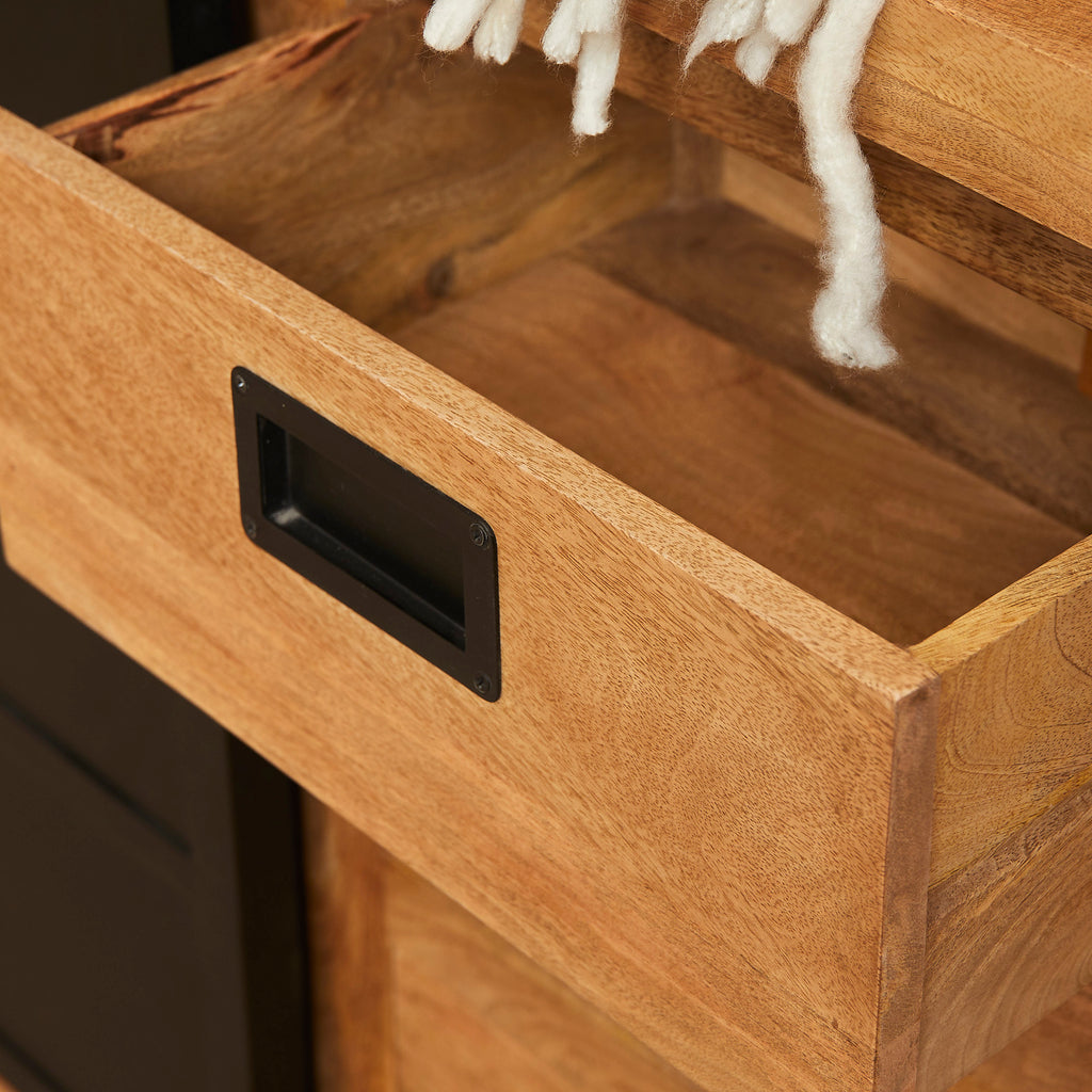 Vitrine Nizza – Mangoholzschrank mit schwarzen Metalltüren, 160×45×220 cm, 4 Türen & 6 Schubladen im modernen Design