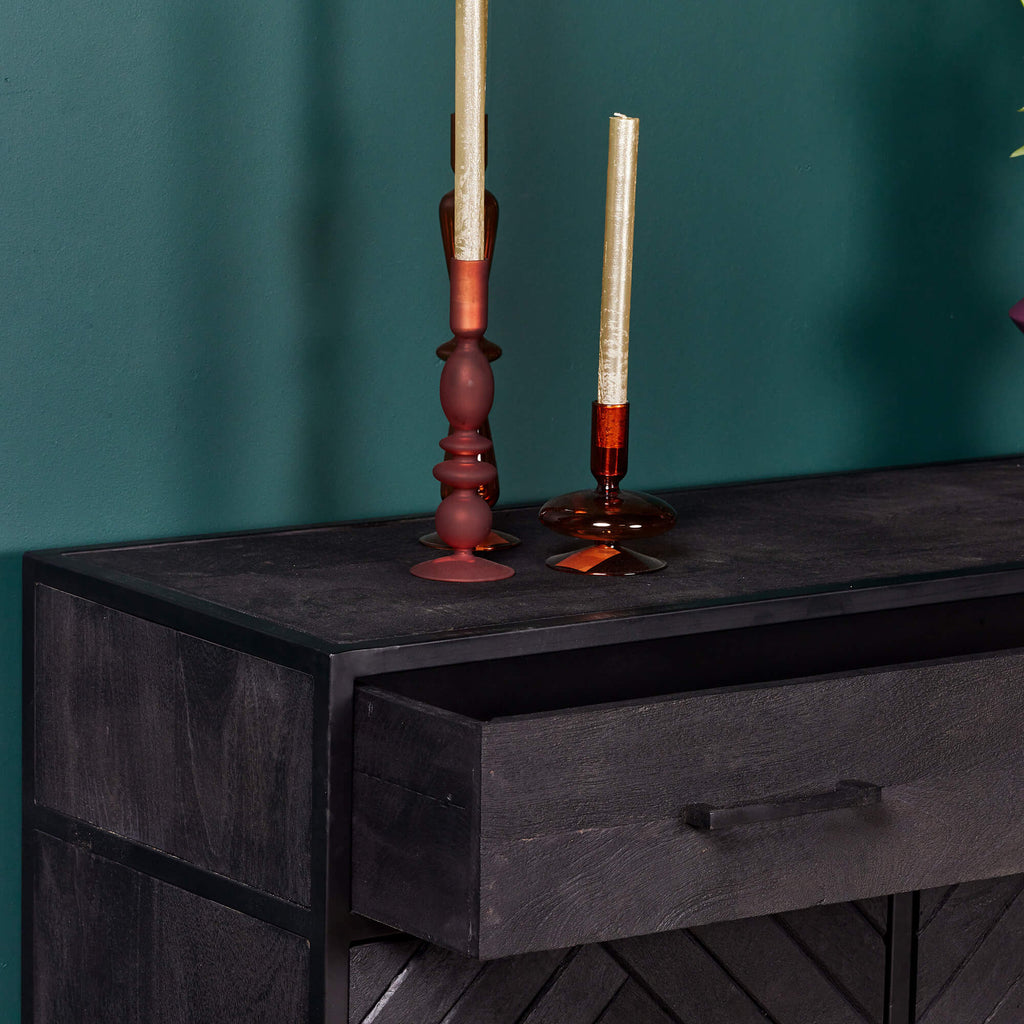 Highboard Sydney – Mangoholz Schrank mit Fischgrätenmuster & Metallgestell 100×40×115 cm