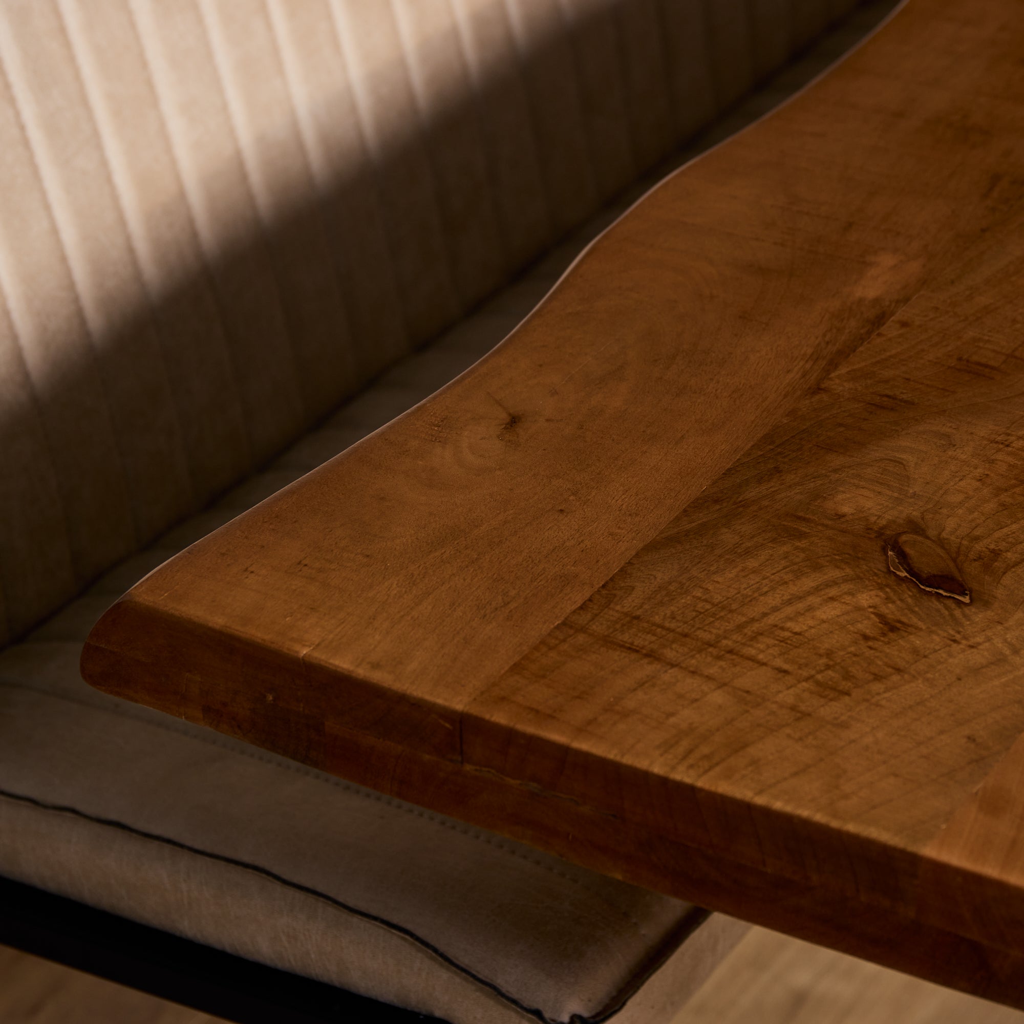 Esstisch Baltimore Natur – Baumstammtisch aus Mangoholz & Metall| Unikat mit Baumkante, 160 x 90 x 76 cm