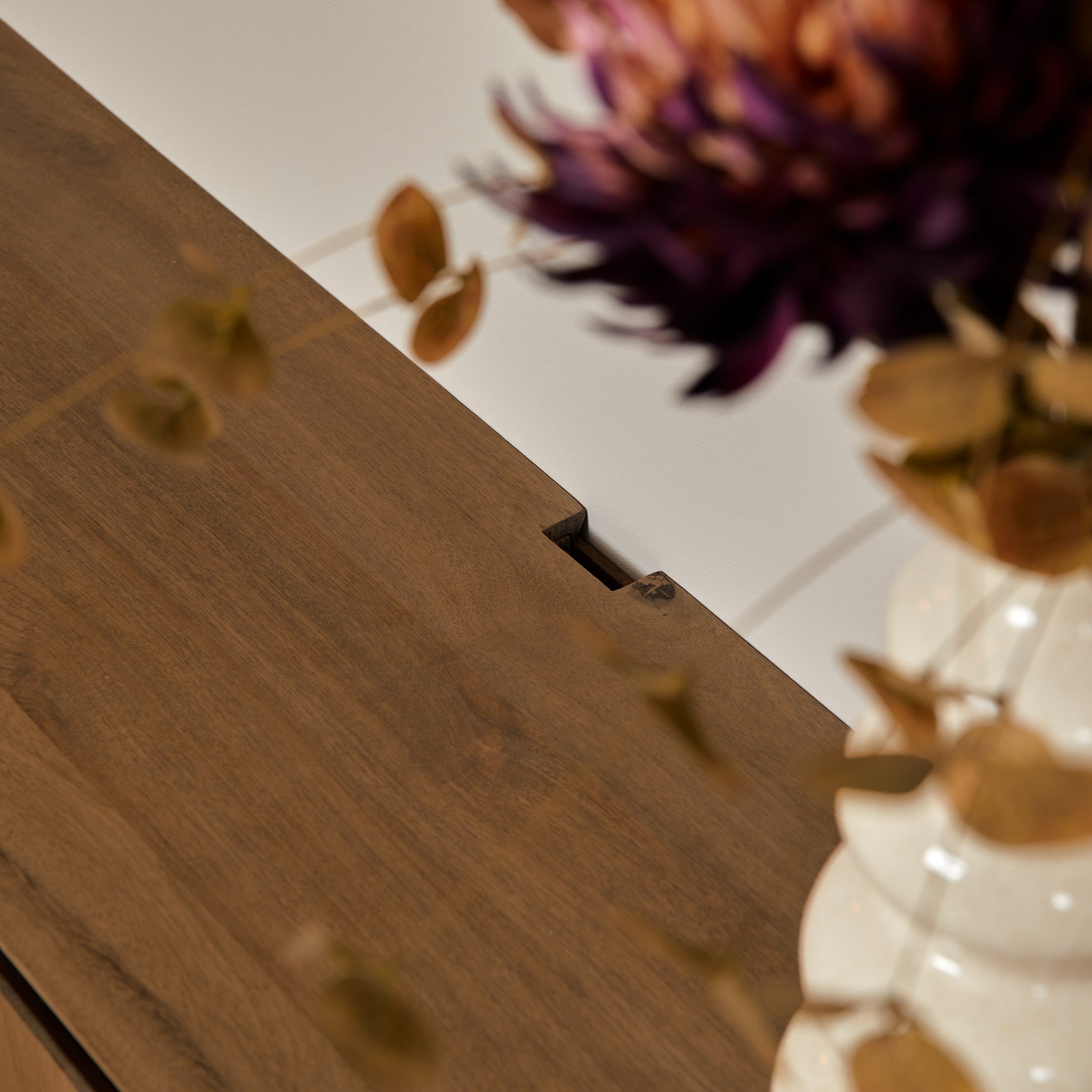 Schwebendes TV Board Rois 200x35x30 cm – Mangoholz Lowboard mit Strukturfront, 4 grifflosen Türen & schwarzem Metall