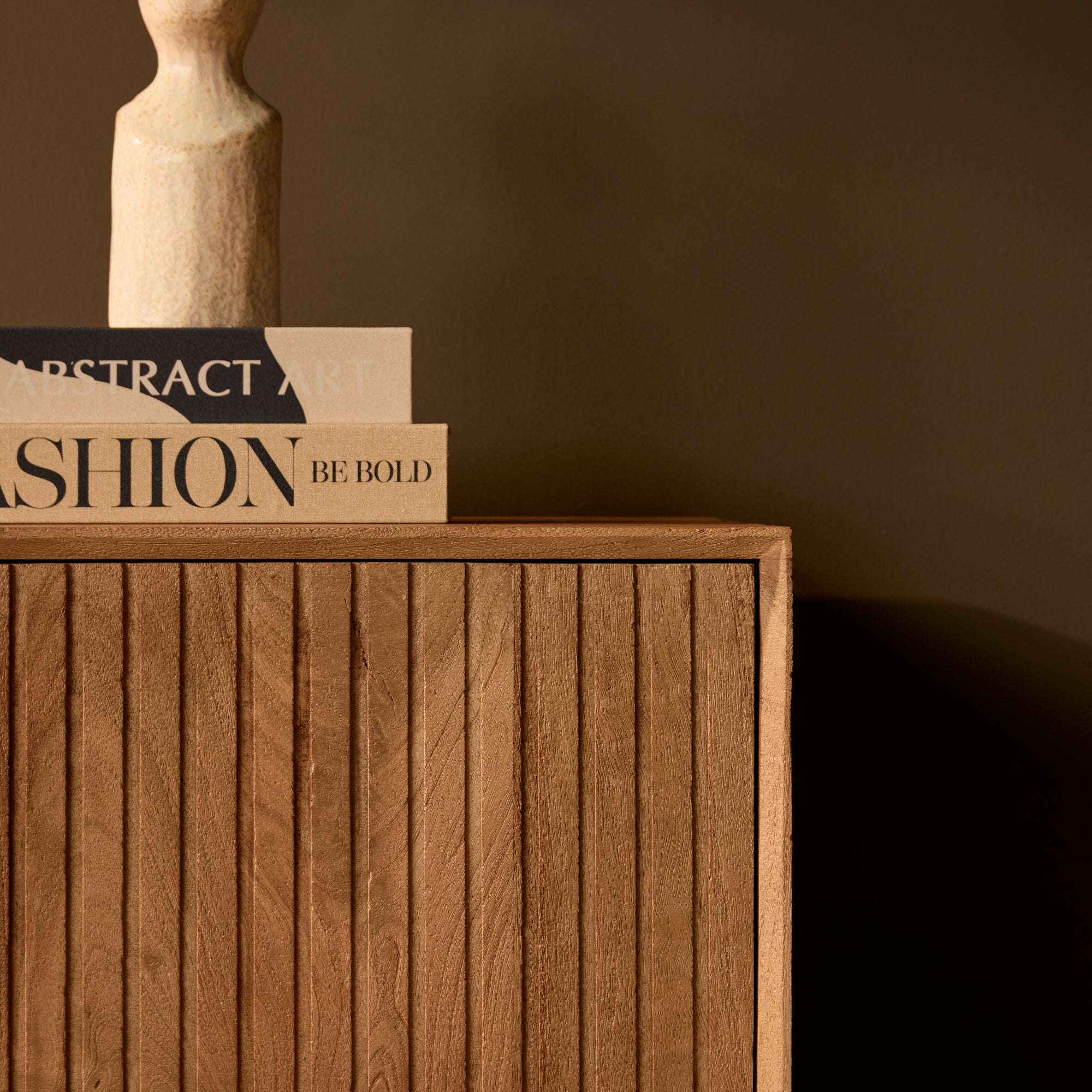 Sideboard Mandy Natur 210x45x85 cm – moderne Mangoholz Kommode mit Lamellenfront & Push-to-Open